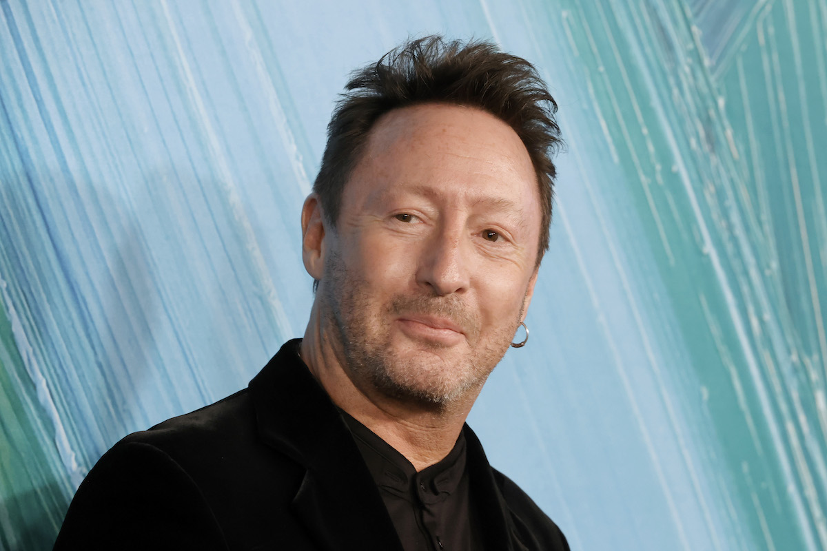 Julian Lennon sourit et pose lors d'un événement.