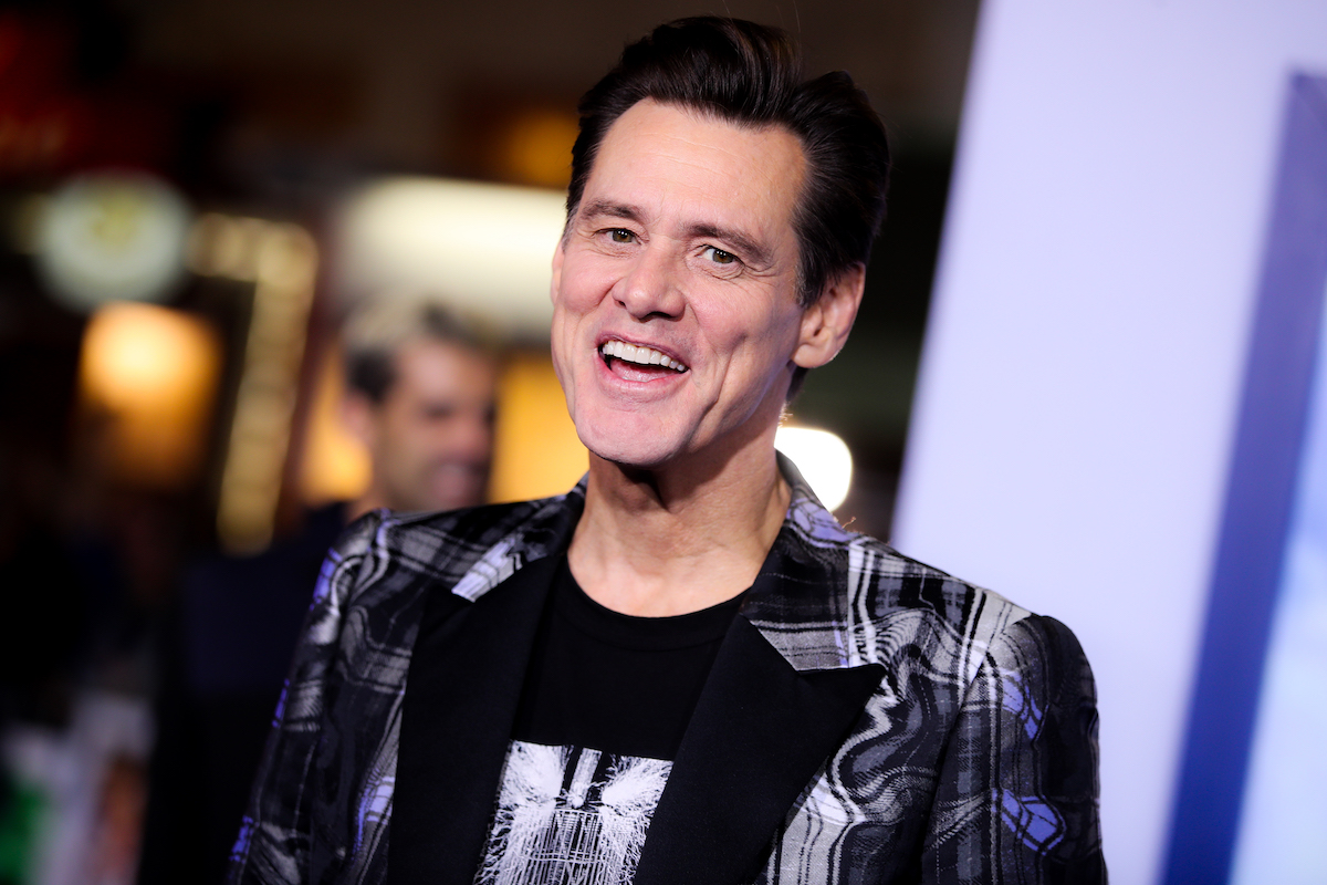 Jim Carrey sourit et poss dans une chemise à carreaux
