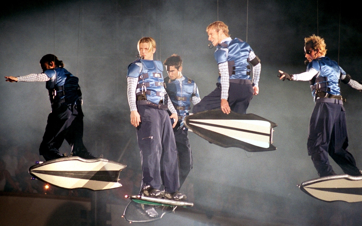 Suspendus à des harnais, les Backstreet Boys se produisent lors de leur tournée