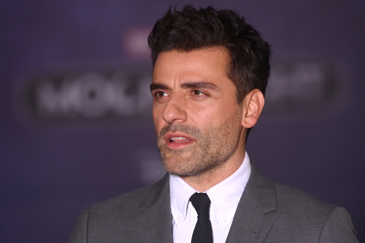 Oscar Isaac arrive à la première de