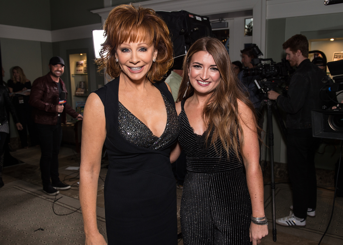 Vêtue d'une robe noire, Reba McEntire pose avec Tenille Townes lors de l'artiste de l'année CMA 2019 à Nashville, TN
