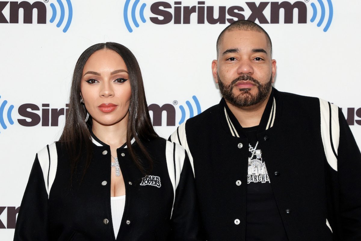 Gia Casey et DJ Envy posent pour une photo tout en faisant la promotion d'un nouveau livre - le couple s'est ouvert sur la tricherie d'Envy