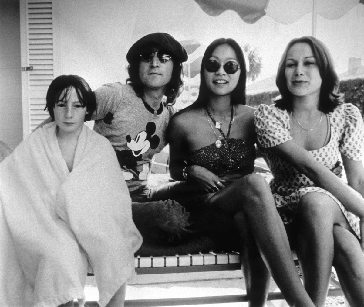 Julian Lennon, John Lennon, May Pang et une autre femme sur un siège