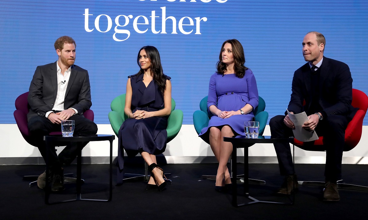 Le prince Harry, Meghan Markle, Kate Middleton et le prince William s'exprimant sur scène au Royal Foundation Forum