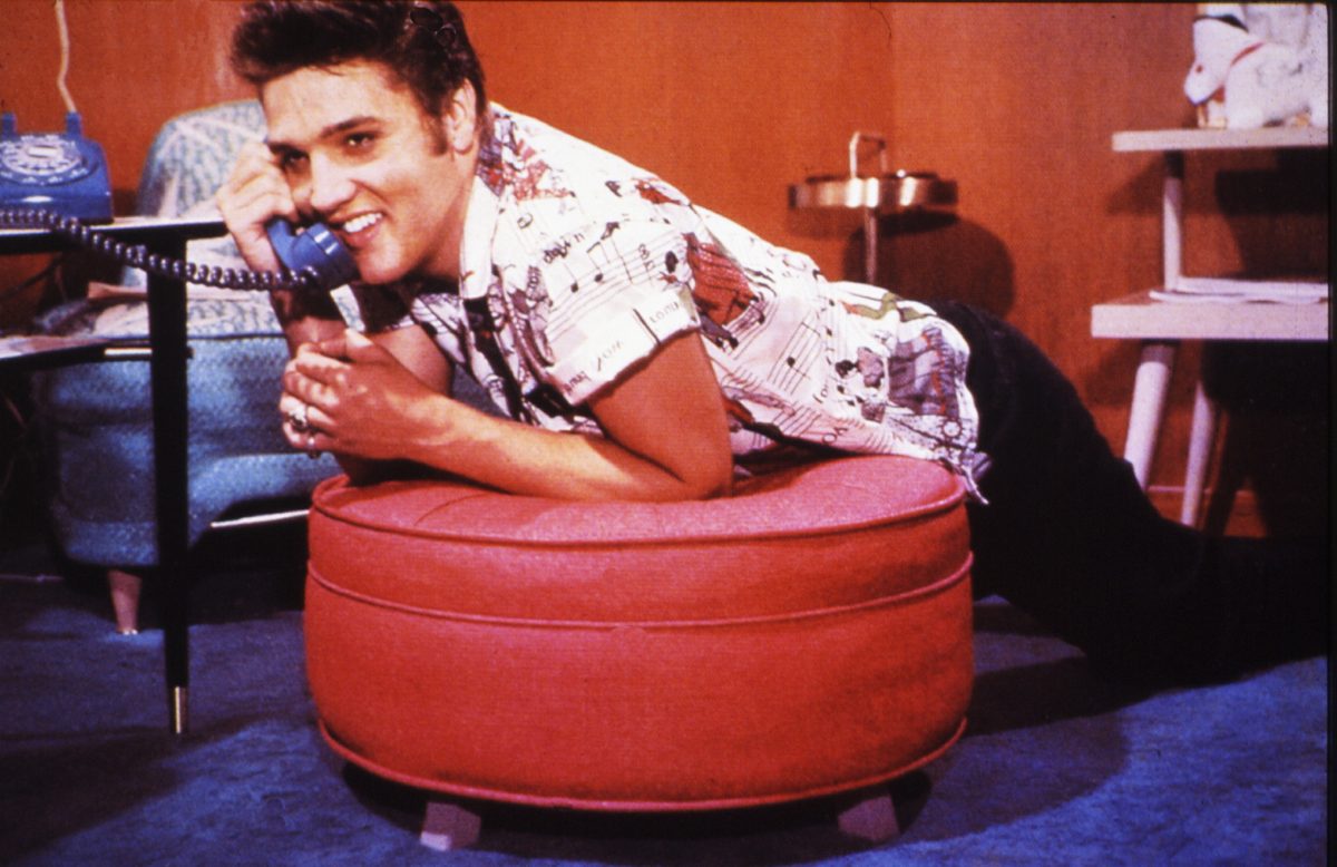 Le chanteur de "Blue Suede Shoes" Elvis Presley tenant un téléphone en s