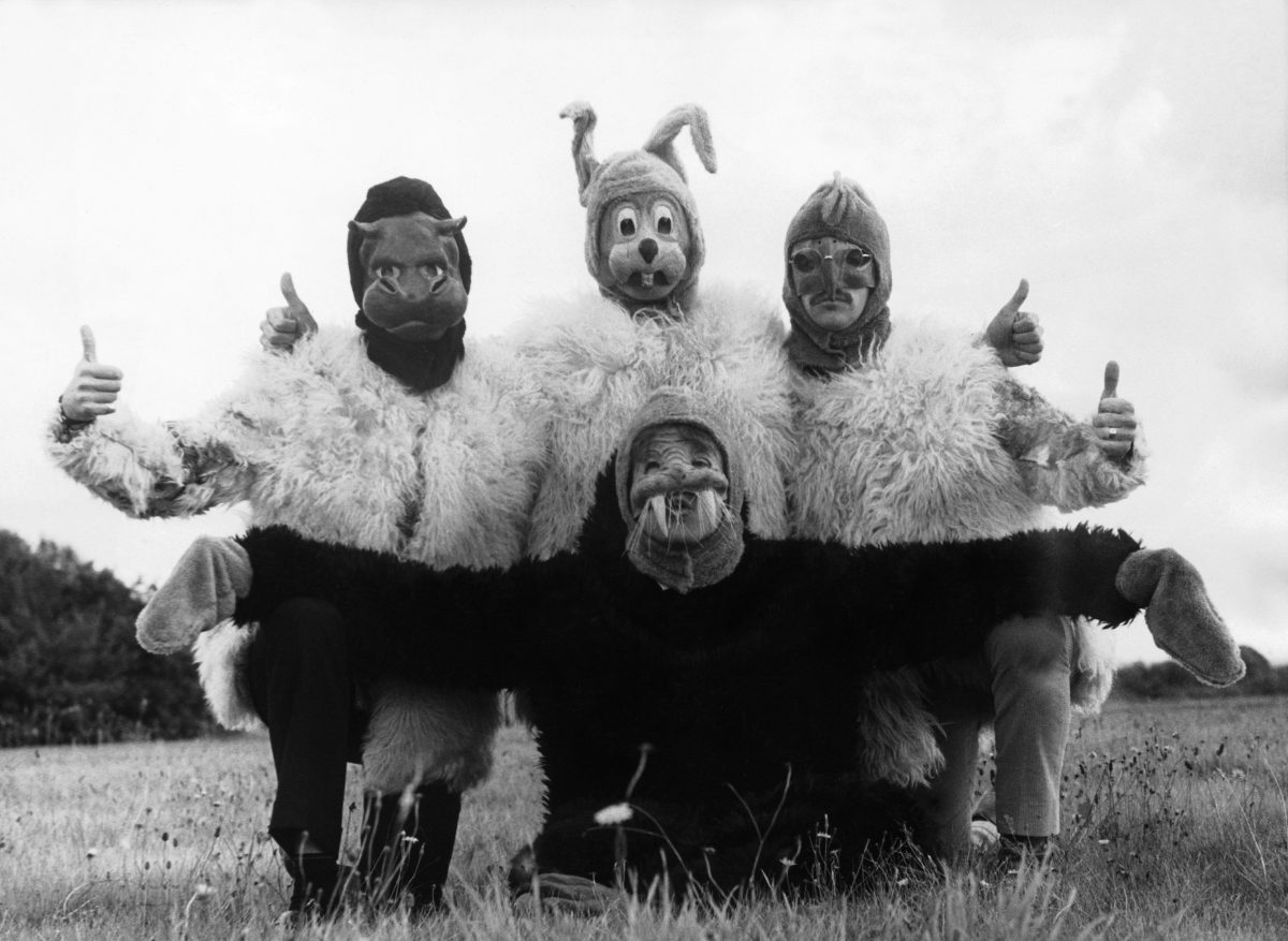 Les Beatles dans les costumes d'animaux qu'ils portaient lors de leurs représentations "Je suis le morse" dans 'Magical Mystery Tour'