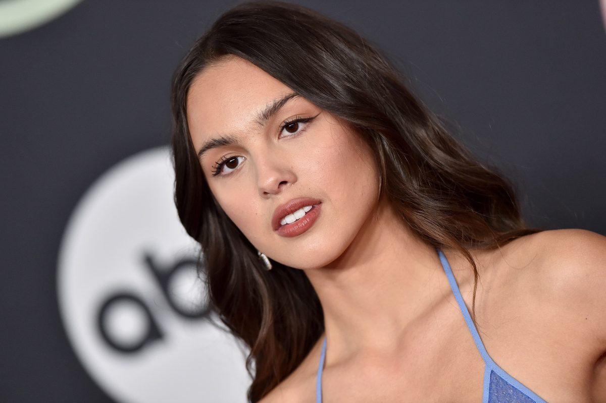 Olivia Rodrigo assiste aux American Music Awards 2021