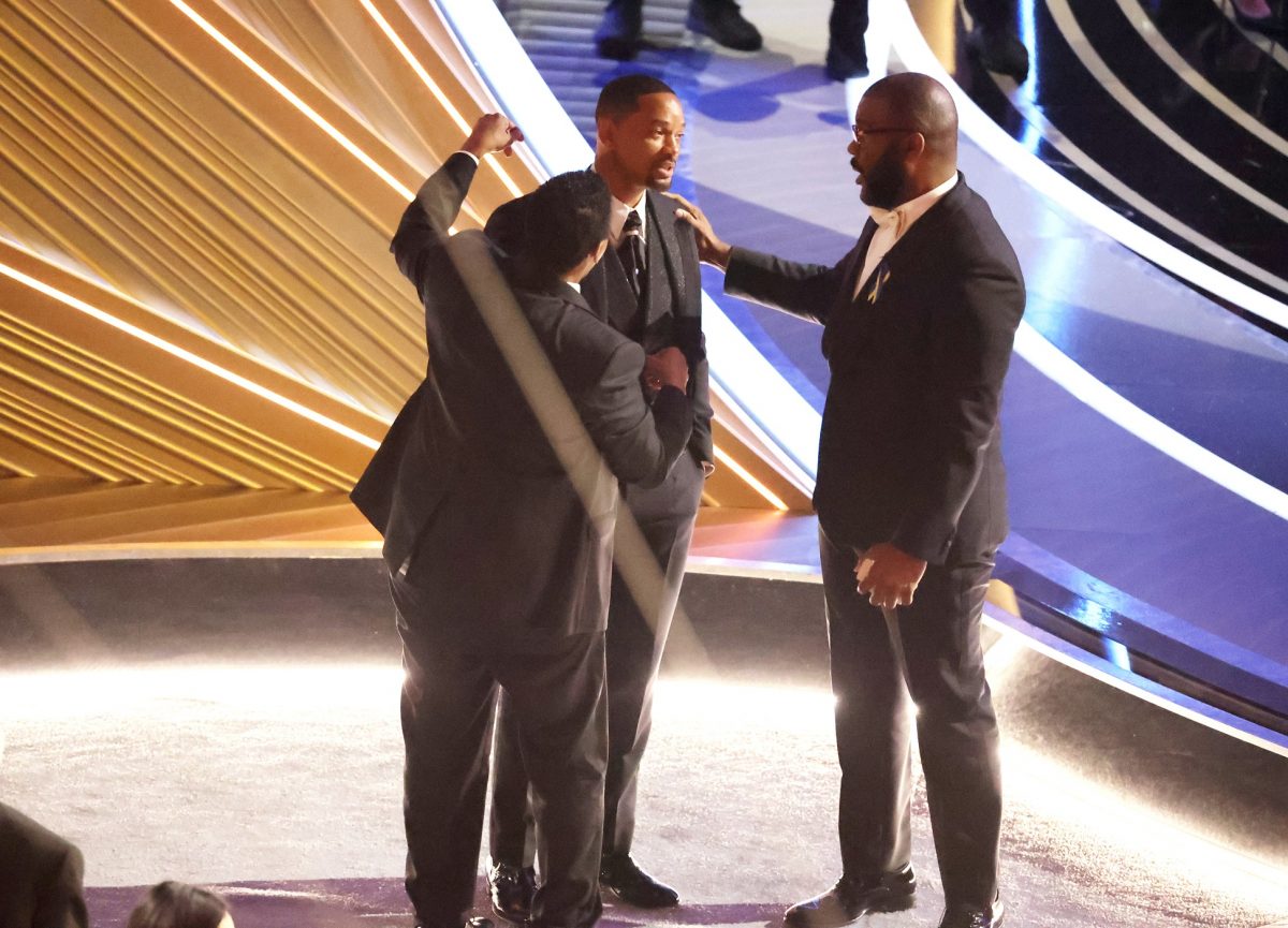 Denzel Washington et Tyler Perry parlent à Will Smith après que Smith ait chargé la scène et giflé Chris Rock
