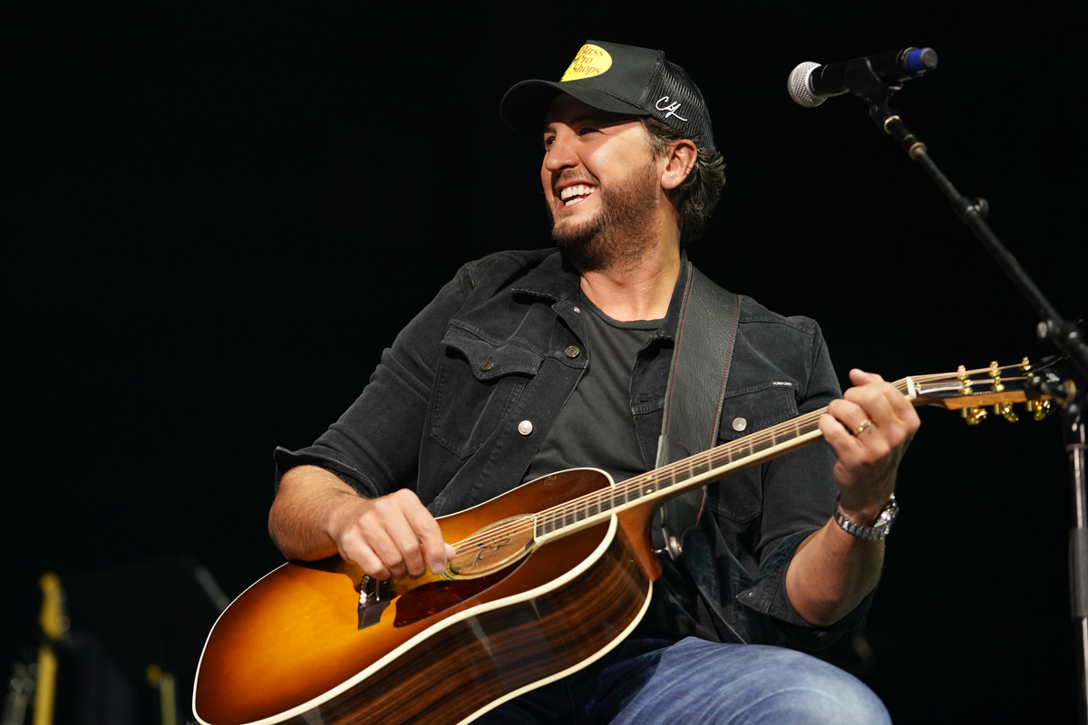 Luke Bryan sourit en se produisant sur scène lors du concert du 50e anniversaire de Bass Pro Shops à Springfield, MO.