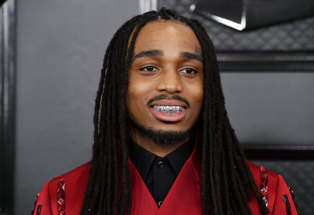 Quavo vêtu de rouge et souriant