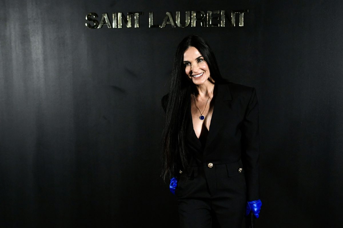 Demi Moore, de son vrai nom Demi Gene Guynes et mariée trois fois, pose pour une photo au défilé Saint-Laurent automne-hiver 2022-2023