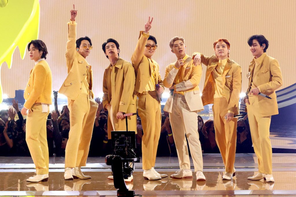 Jimin, J-Hope, Jin, Jungkook, RM, Suga et V de BTS se produisent sur scène aux American Music Awards 2021