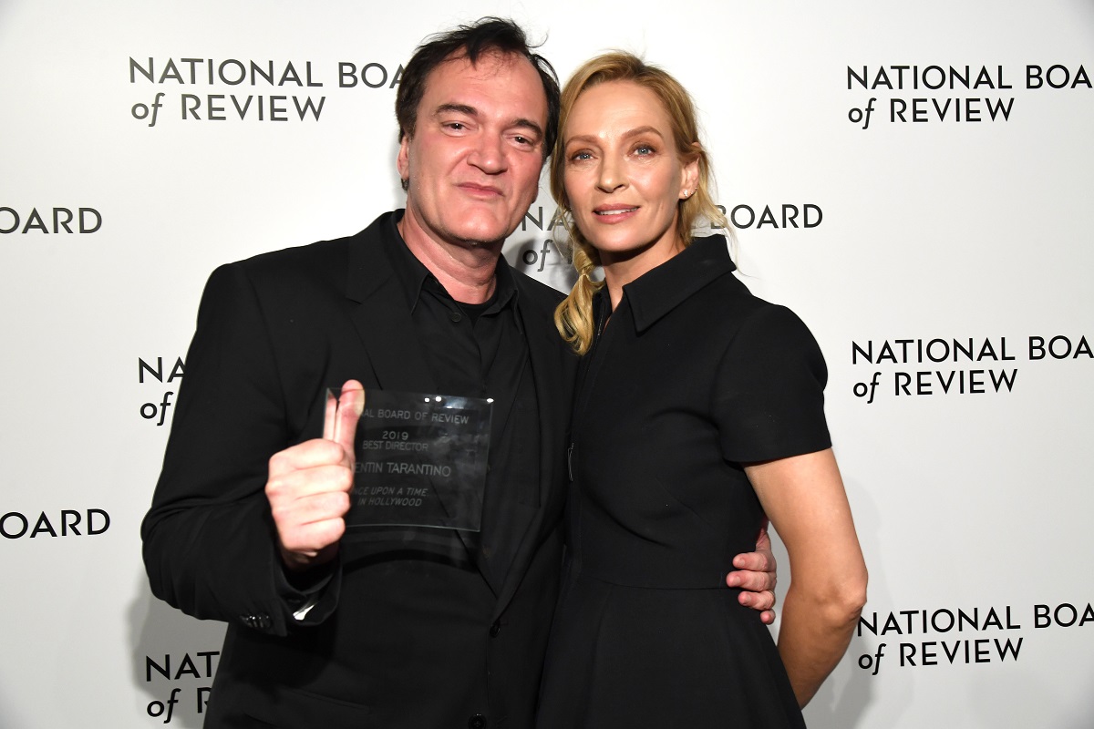 Quentin Tarantino souriant aux côtés d'Uma Thurman.