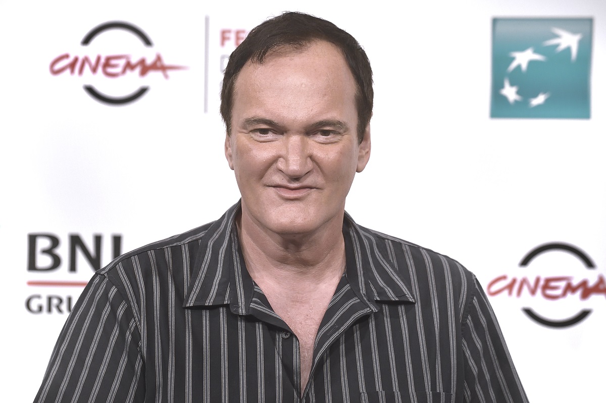 Quentin Tarantino sourit en portant une chemise noire.