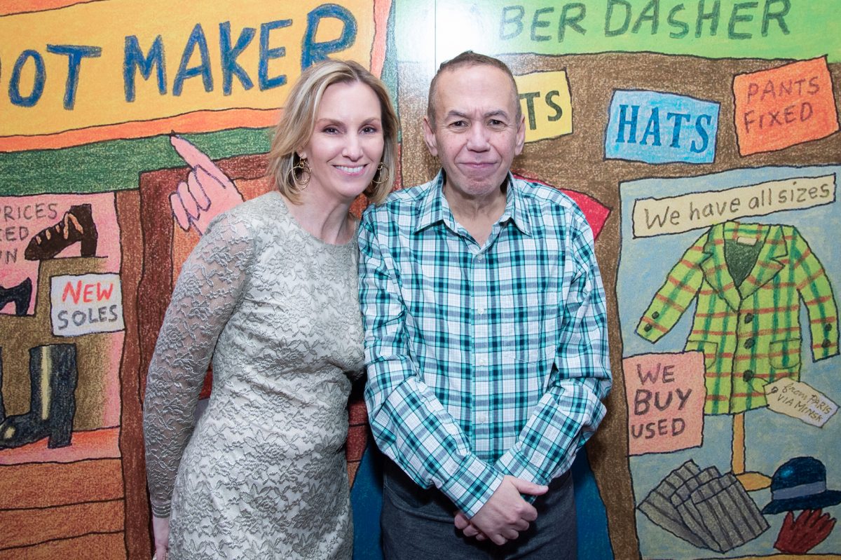 Gilbert Gottfried et sa femme, Dara Kravitz, debout ensemble et souriant