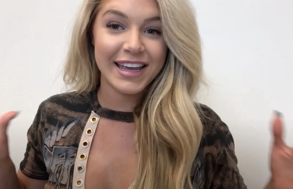 Courtney Tailor, modèle OnlyFans et Instagram, parle aux fans sur sa chaîne Youtube