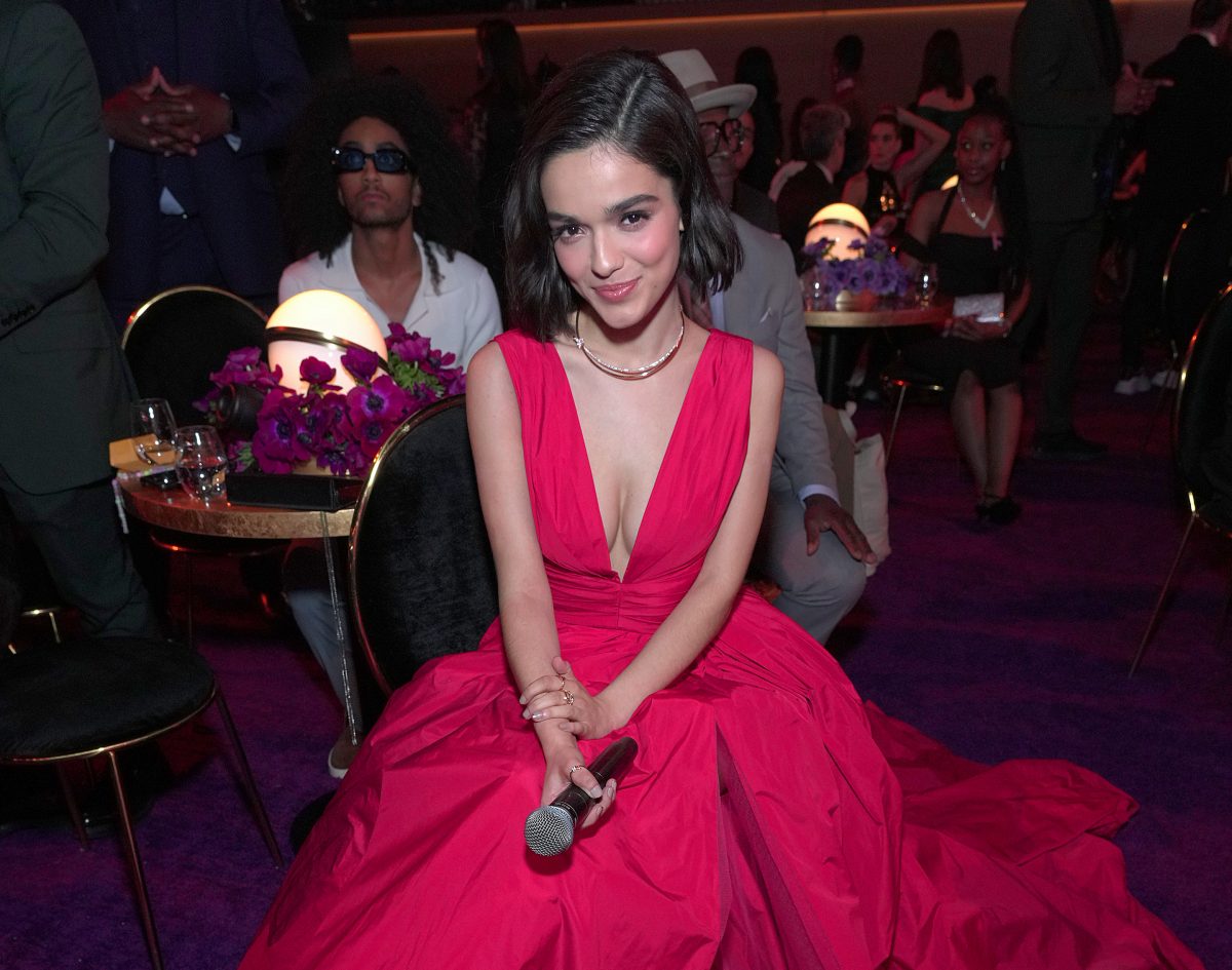 Rachel Zegler qui joue Blanche-Neige de Disney assiste aux 64e Grammy Awards