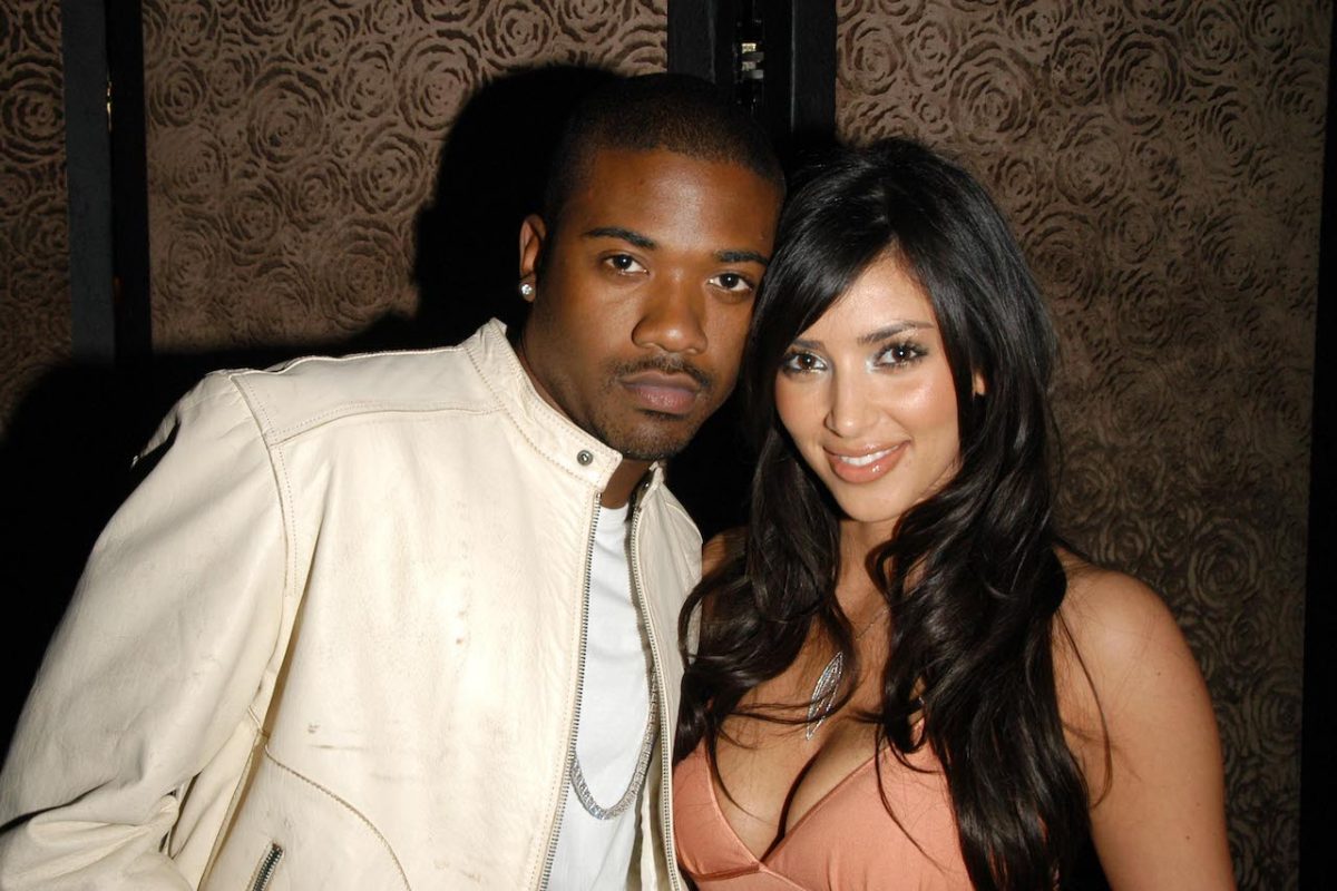 Ray J et Kim Kardashian posent pour une photo pendant leur relation