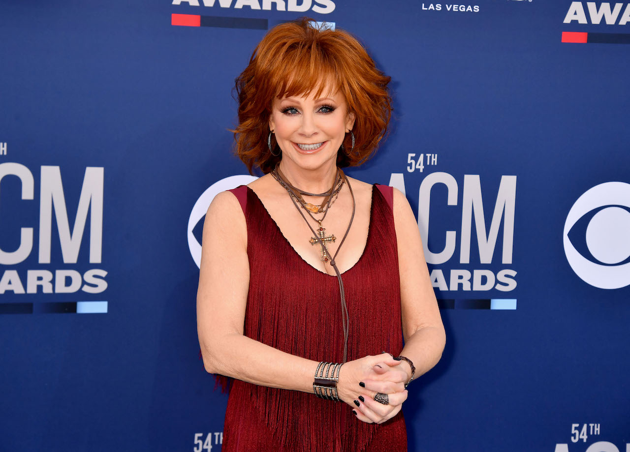 Reba McEntire avec ses mains jointes, souriant