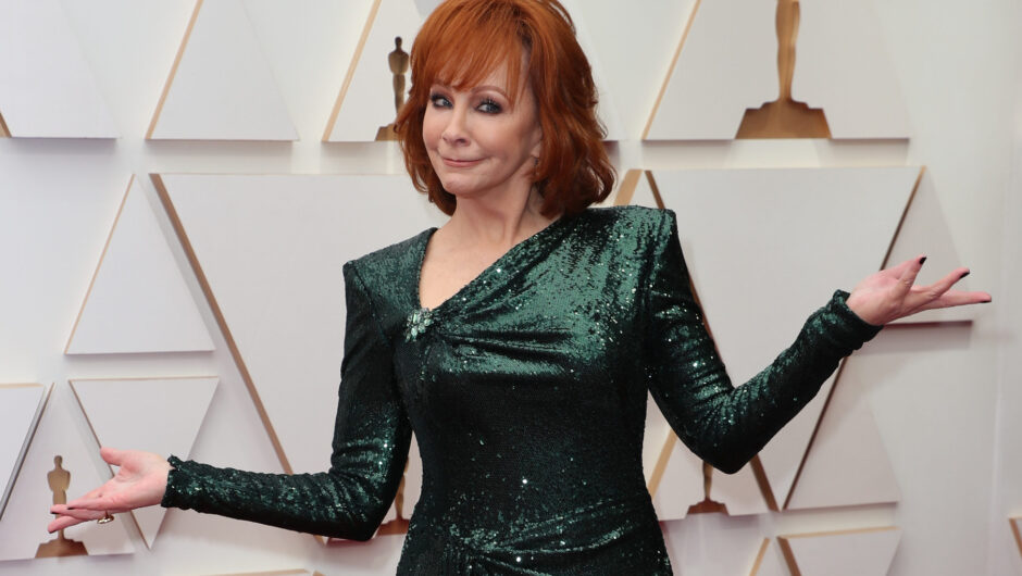 Reba McEntire a été «étonnée par l&rsquo;iniquité» lors de son premier divorce émotionnel