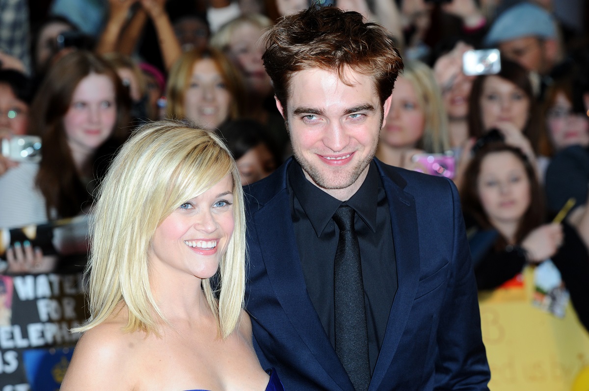 Robert Pattinson souriant avec Reese Witherspoon