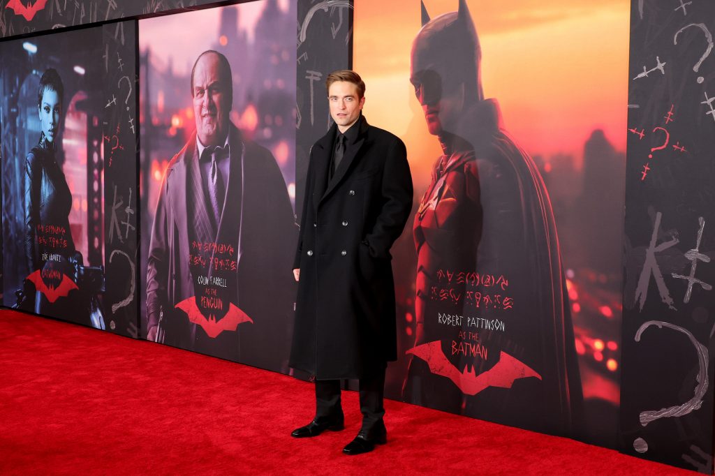 Robert Pattinson lors de la première mondiale de 'The Batman' le 1er mars devant une affiche du film avec le personnage principal