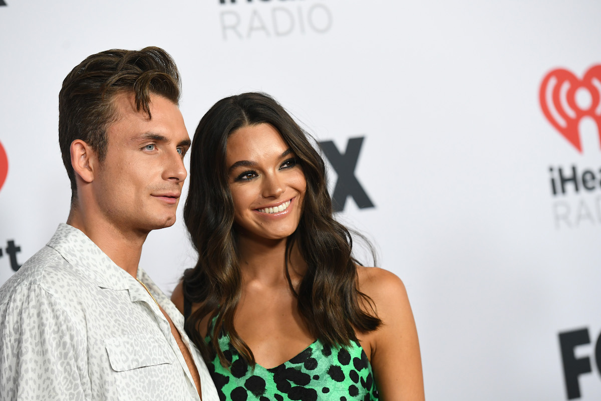 James Kennedy et Ally Lewber posent ensemble lors d'un événement.