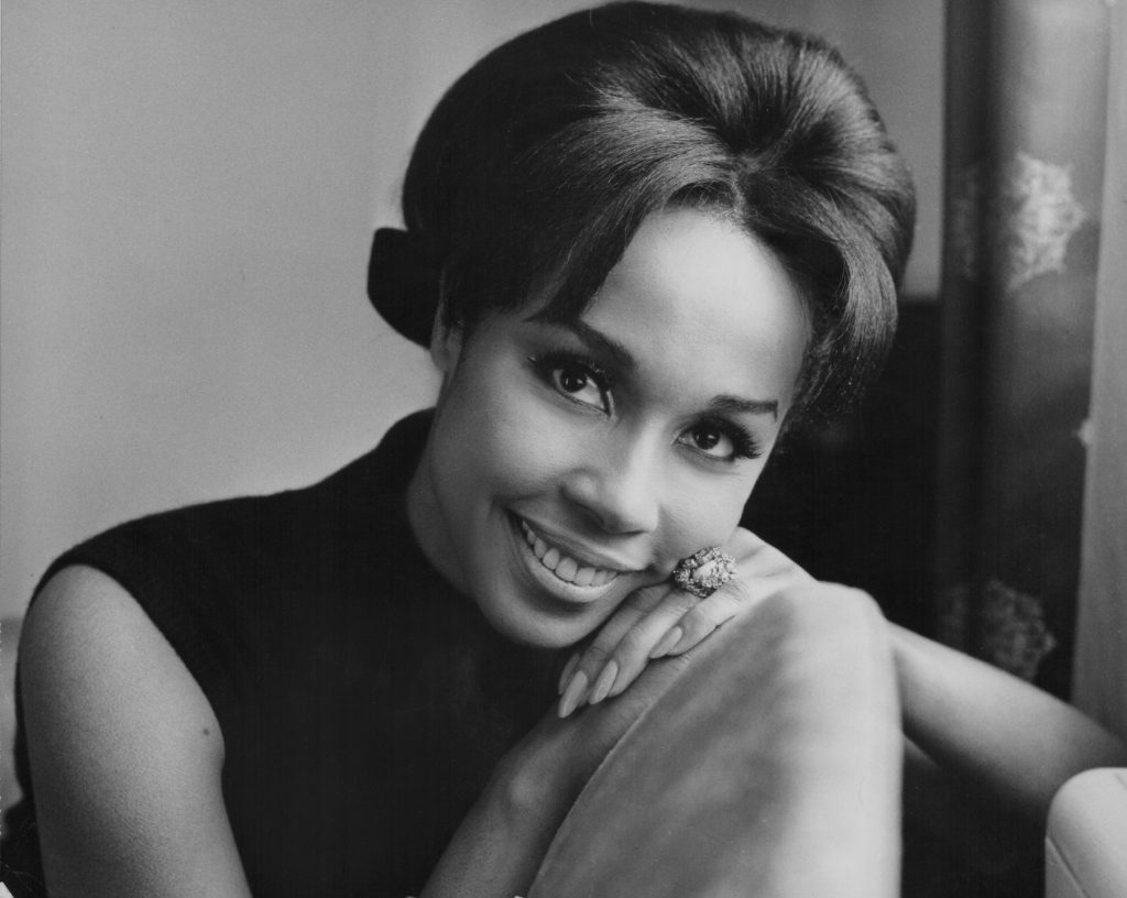 Portrait de l'actrice et chanteuse Diahann Carroll, lors d'une visite à Londres, le 18 janvier 1965. 