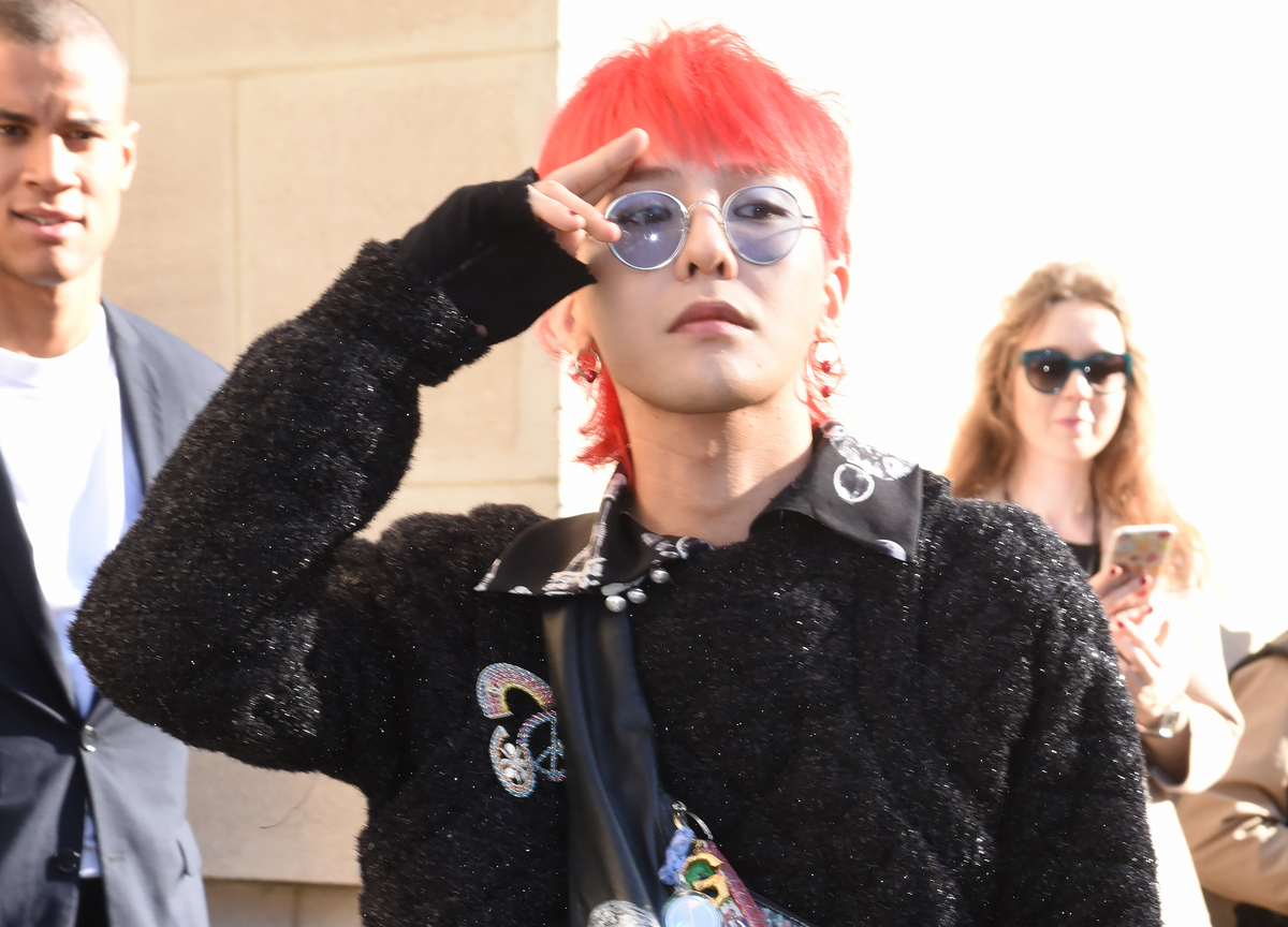 G-Dragon pose dans les rues de Paris lors d'un défilé Chanel