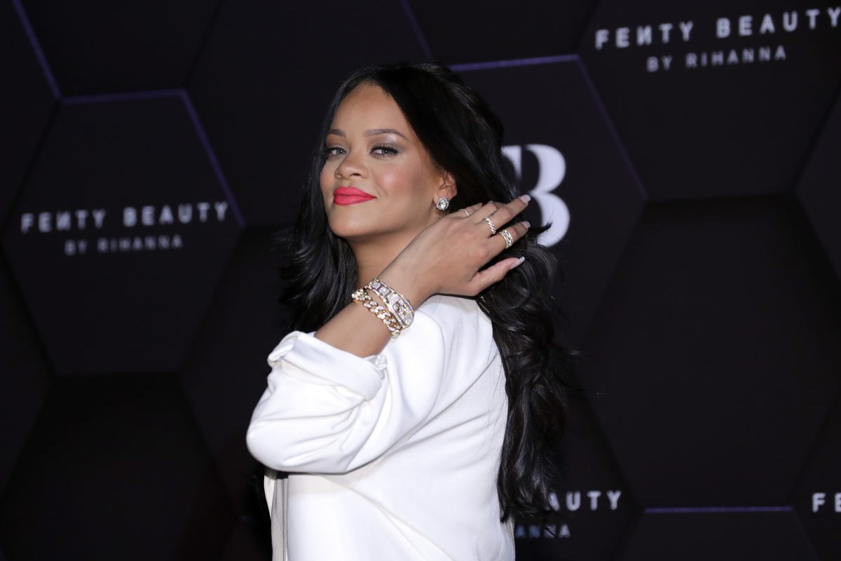 Rihanna en costume blanc
