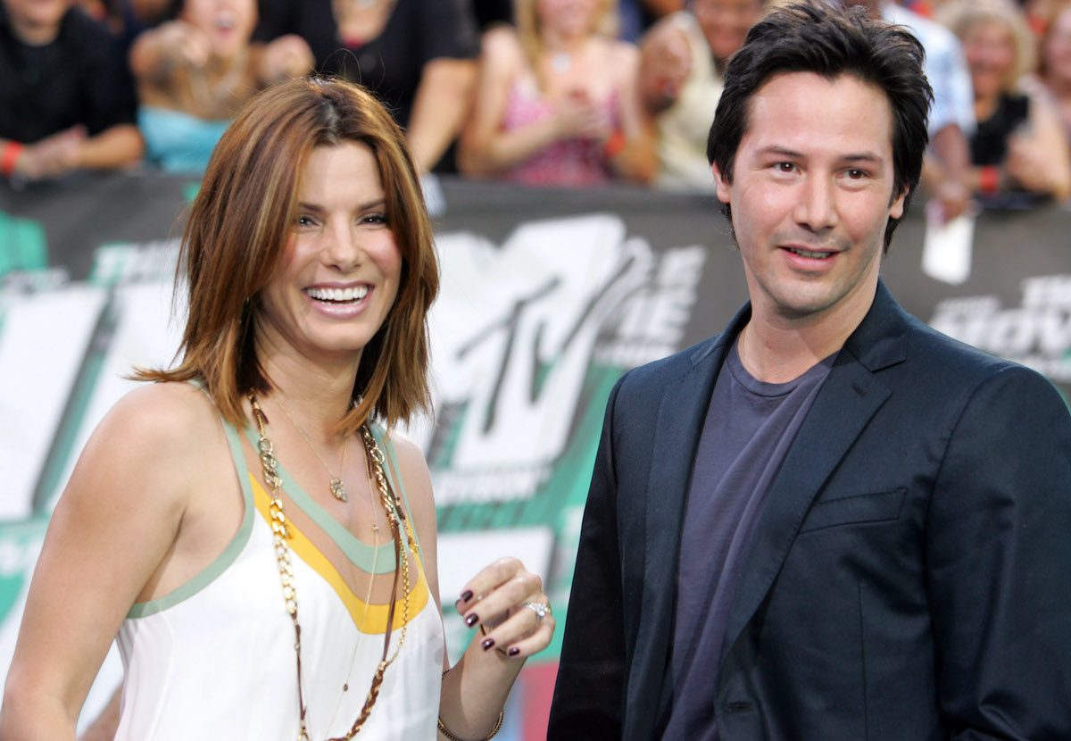 Sandra Bullock et Keanu Reeves sourient
