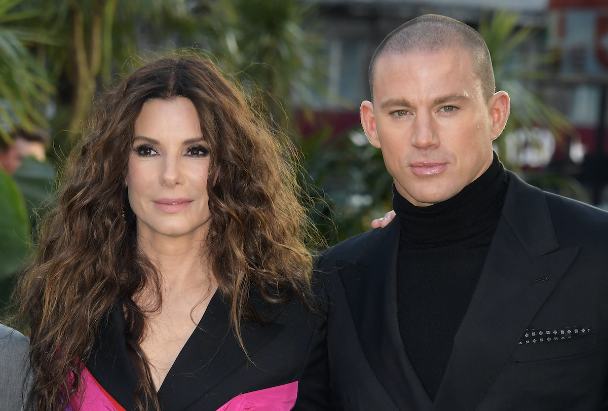 Sandra Bullock et Channing Tatum sourient