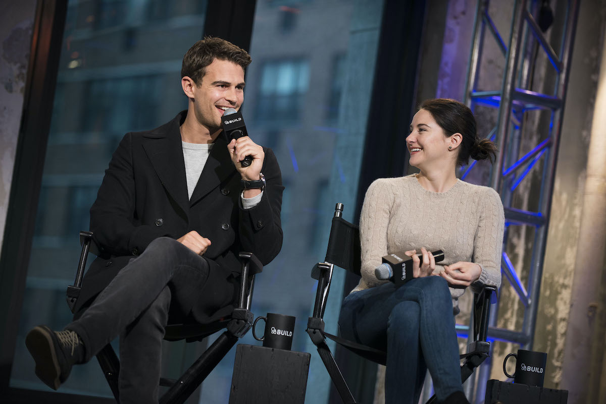 Les stars divergentes Theo James et Shailene Woodley se moquent de la série de conférenciers AOL Build