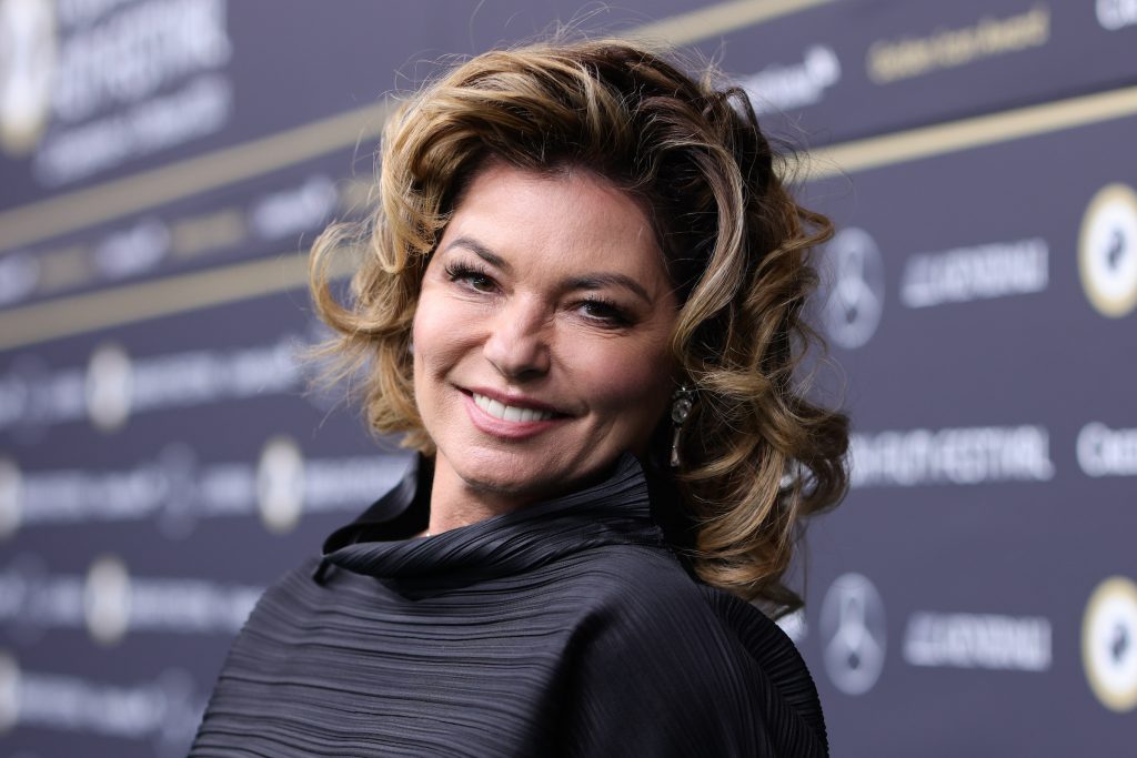 Shania Twain souriant pour la caméra