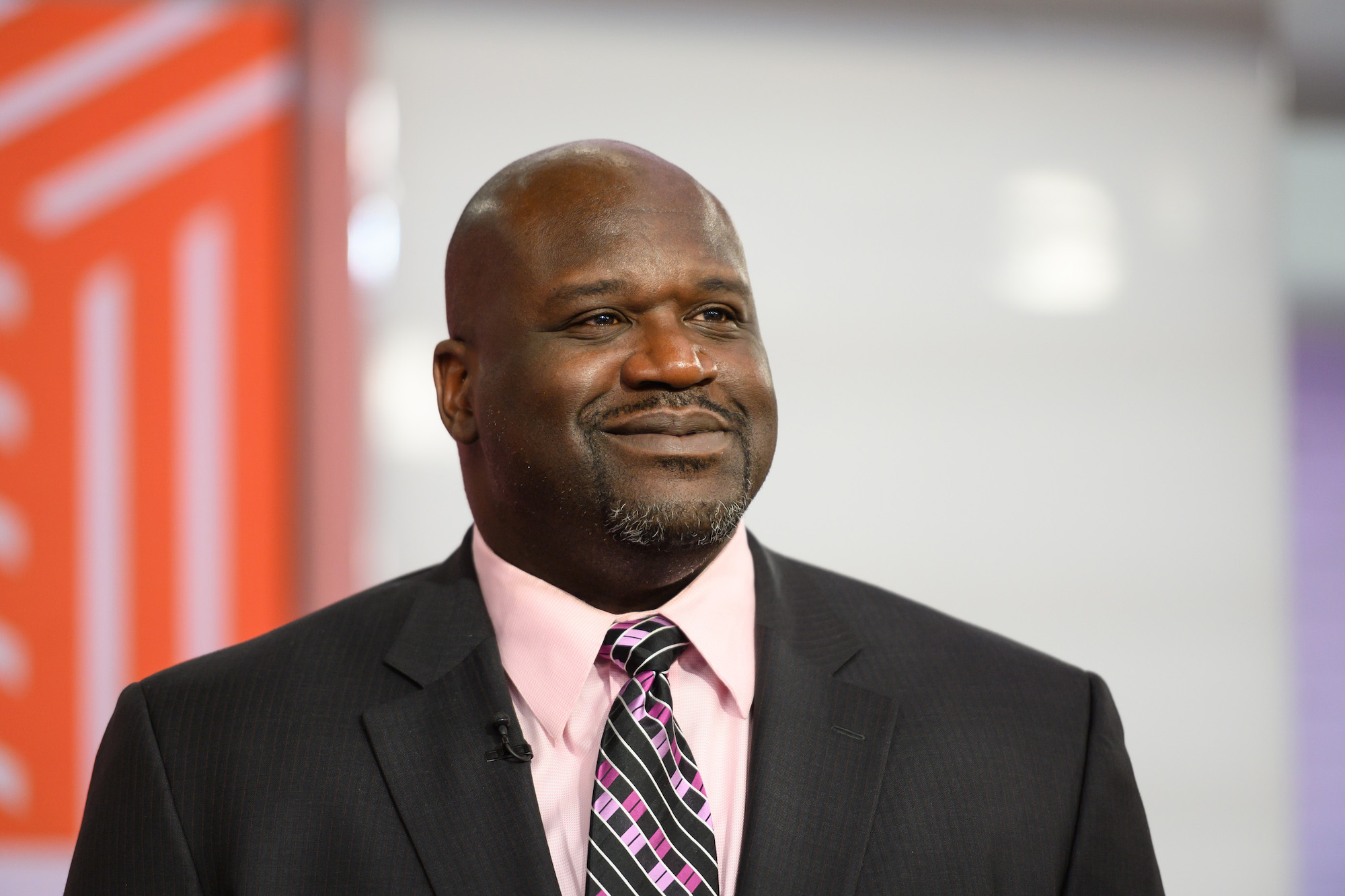 Shaquille O'Neal souriant, regardant vers la droite