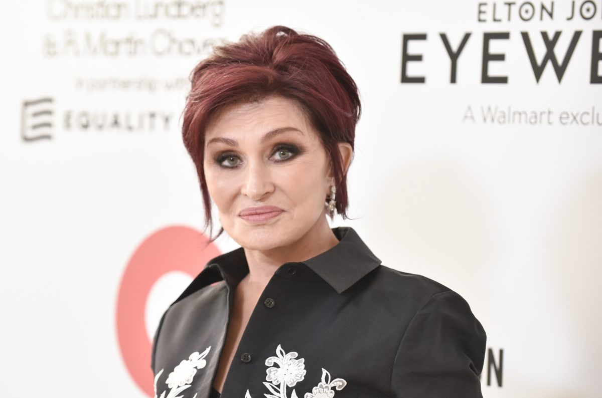 Sharon Osbourne pose sur le tapis rouge.