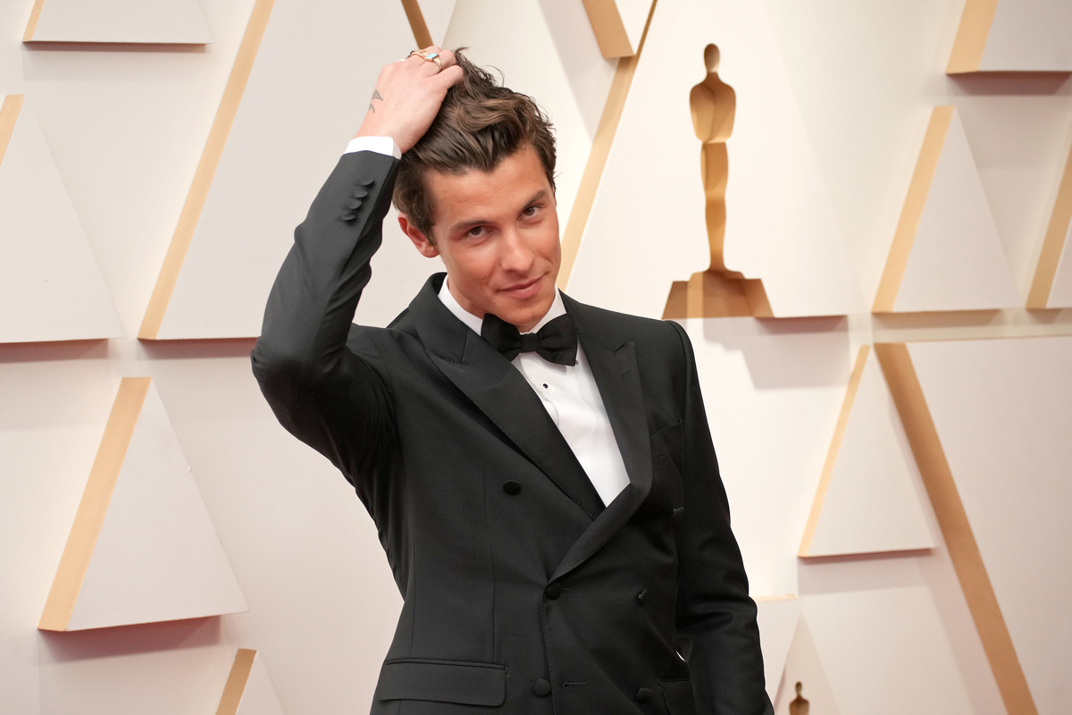 Shawn Mendes pose en smoking aux Oscars à Hollywood, en Californie.
