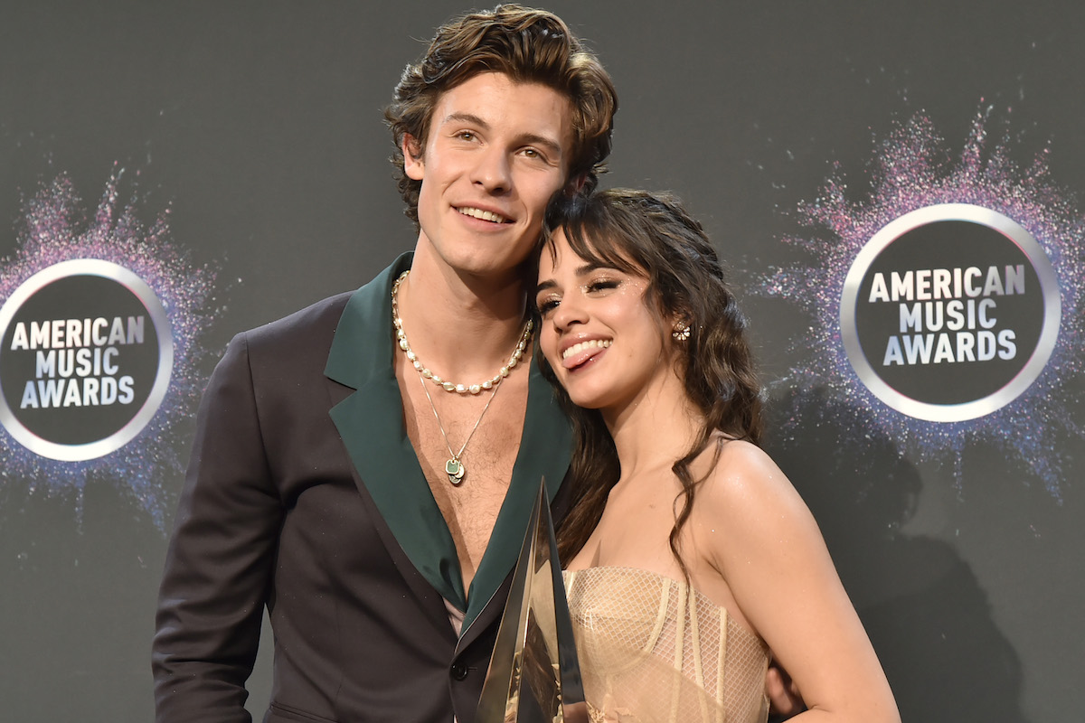 Shawn Mendes et Camila Cabello posent ensemble lors d'un événement.