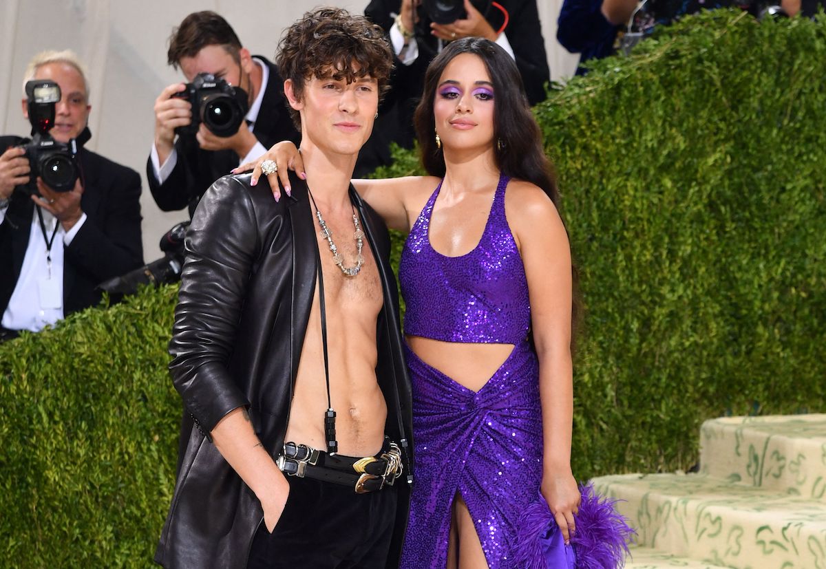 Shawn Mendes et Camila Cabello posent ensemble au Met Gala 2021.