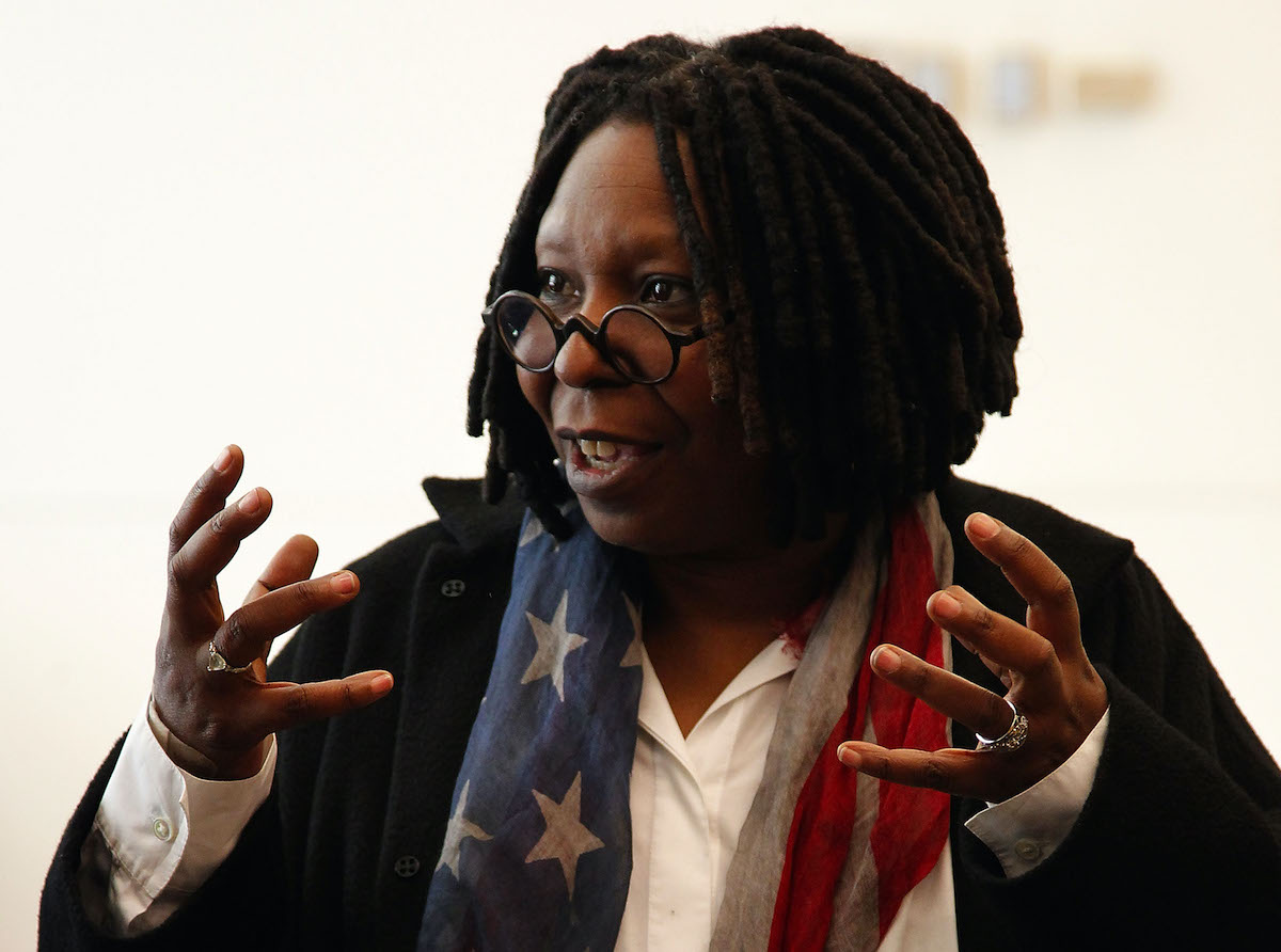 Whoopi Goldberg parle les mains tendues