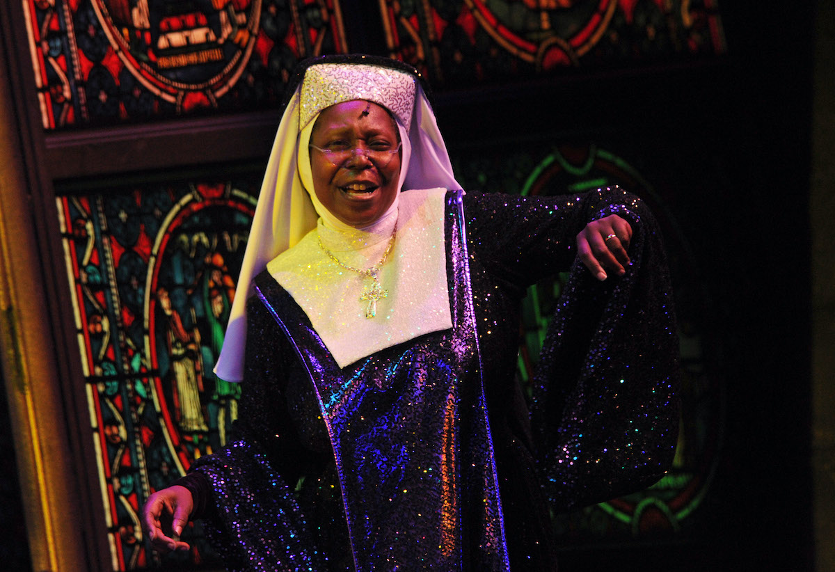 Whoopi Goldberg se produit sur scène dans 