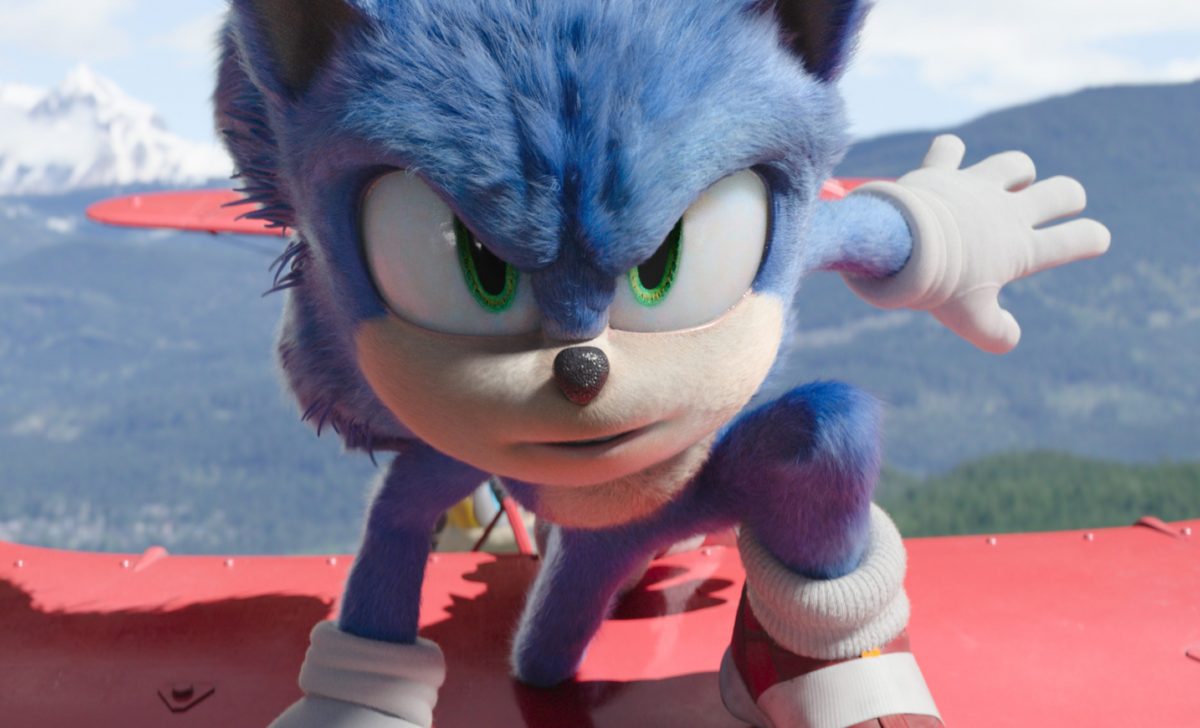 Sonic agenouillé au sommet d'un avion dans 