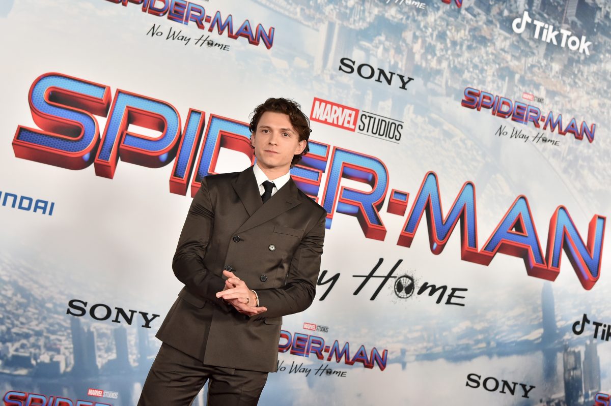 «Spider-Man: No Way Home», qui contient plusieurs œufs de Pâques, la star Tom Holland porte un costume gris foncé sur une chemise boutonnée blanche et une cravate noire.