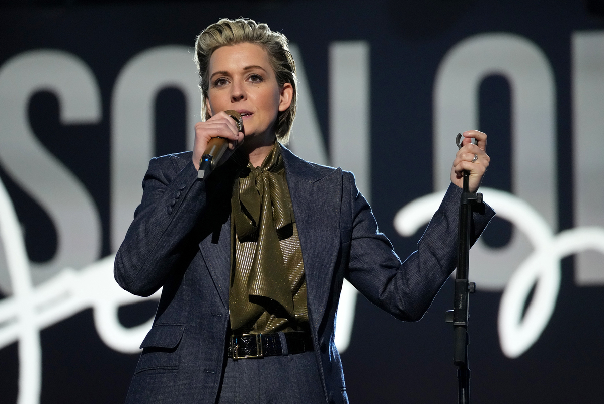 Vêtue d'un costume sombre et d'une chemise verte, Brandi Carlile se produit sur scène au MGM Ballroom de Las Vegas, NV.