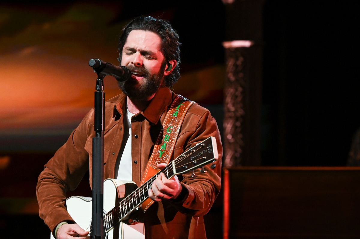 Vêtu d'une chemise marron, Thomas Rhett se produit sur scène au Late Show avec Stephen Colbert à New York, NY.