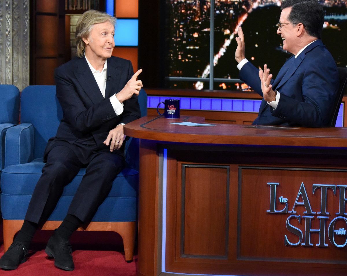Paul McCartney montrant Stephen Colbert