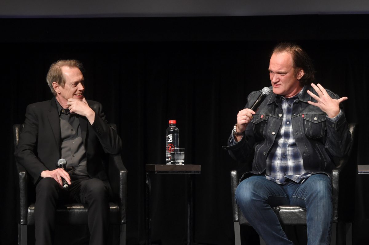 Steve Buscemi et Quentin Tarantino parlent sur scène lors d'une projection du 25e anniversaire du film Reservoir Dogs