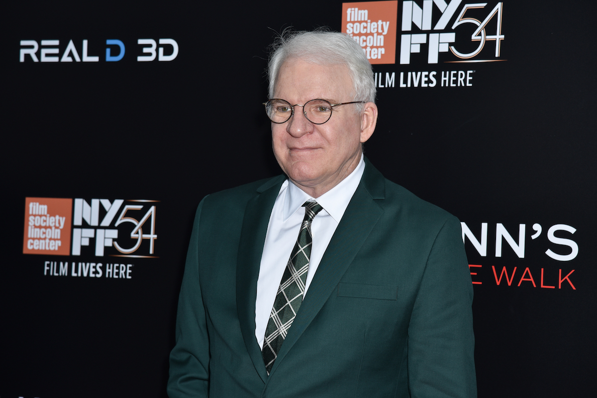 Steve Martin porte un costume et des lunettes