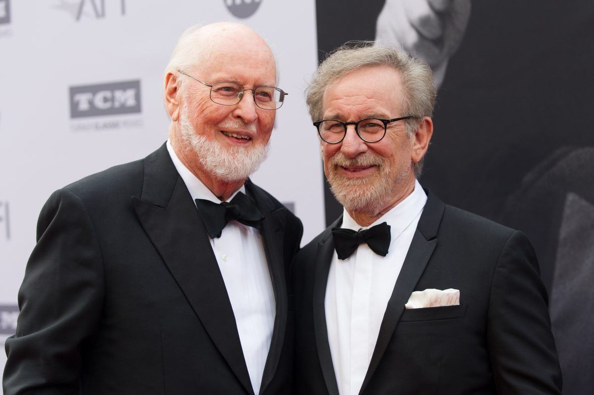 John Williams et Steven Spielberg, qui ont tous deux travaillé sur Jaws, assistent aux prix AFI pour l'ensemble de leurs réalisations.