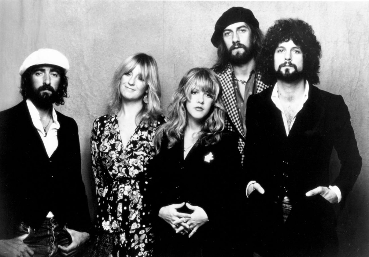 Une photo en noir et blanc de John McVie, Christine McVie, Stevie Nicks, Mick Fleetwood et Lindsey Buckingham de Fleetwood Mac.